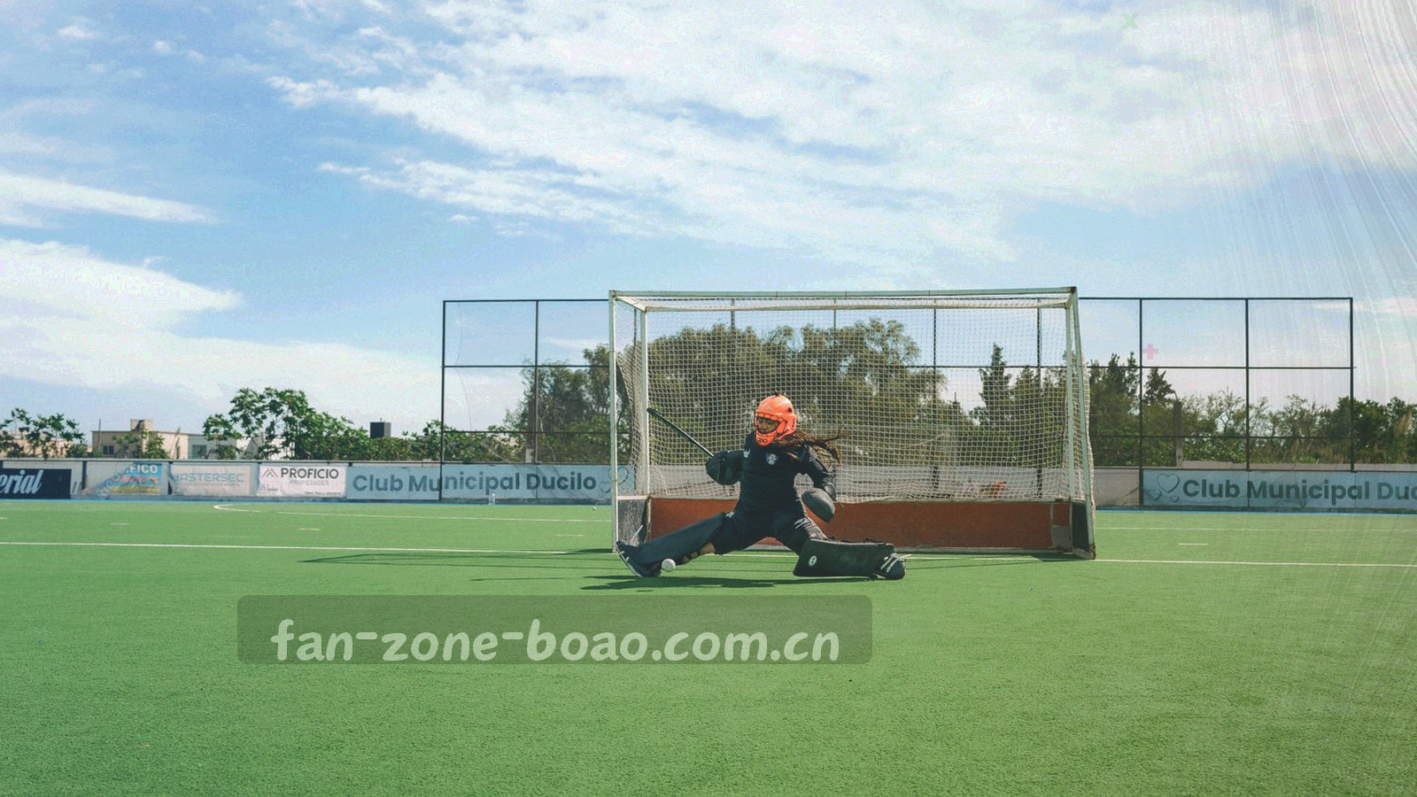 夜场球场灯光下叠加荧光数据轨迹的观赛界面